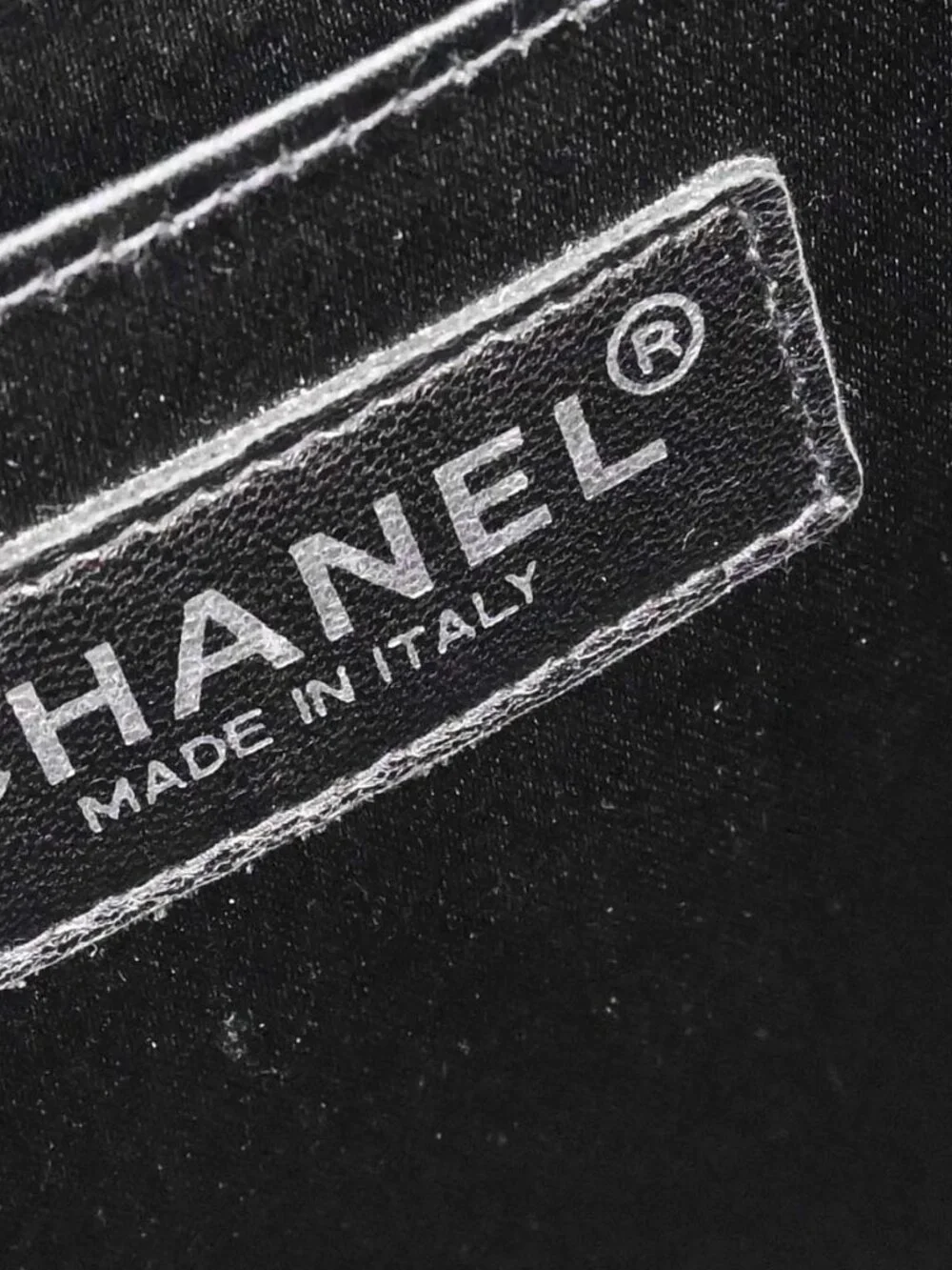 CHANEL outside 	a+